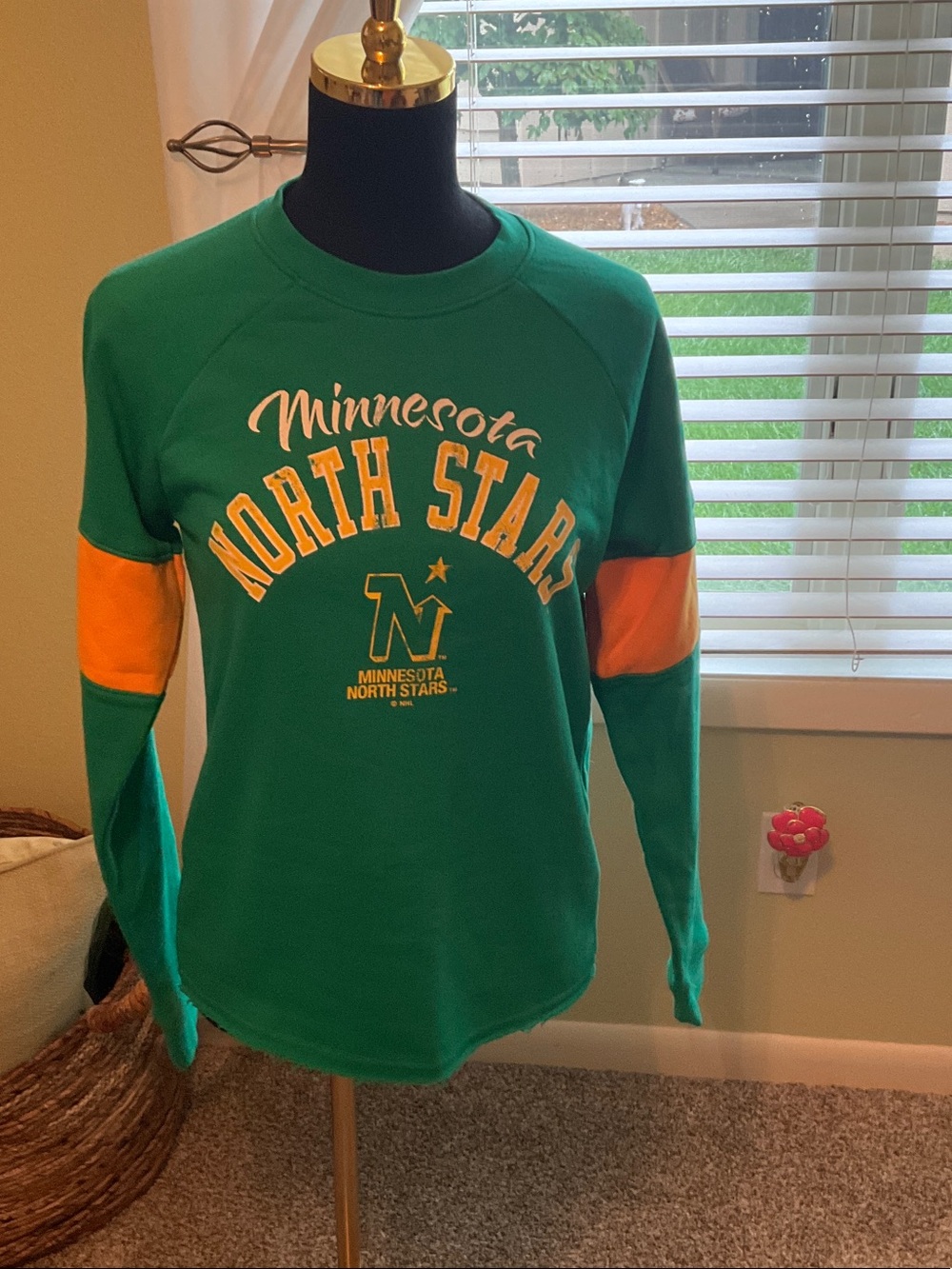 NWT Women’s Size Small Minnesota North Stars NHL Sweatshirt, CUTE!